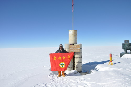 魏海坤教授在南极冰盖最高点Dome A