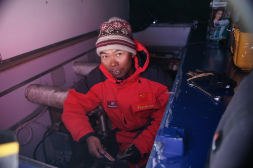 魏海坤教授在南极昆仑站的工作照