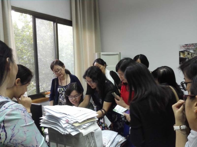 广东省高校档案协会会员参观我馆文书档案室